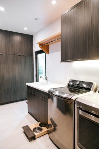 frameless Greigio Note laminate with laminate counter Laundry Room